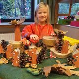 Eine ganze Herde aus gebastelten Eichhörnchen „betreut“ Josefine im DRK-Kindergarten „In der Kneife“ in Oer-Erkenschwick.