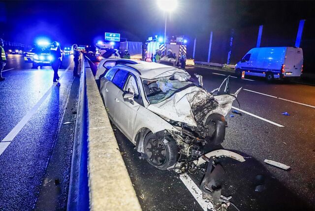 Ein zerstörtes Auto steht nach einem Unfall auf der A40 in Bochum.