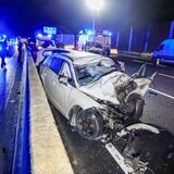 Ein zerstörtes Auto steht nach einem Unfall auf der A40 in Bochum.