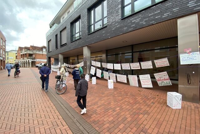 Vor der Waltroper Stadthalle hängt eine Wäscheleine mit Protestplakaten.