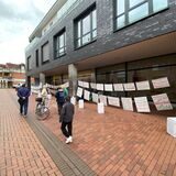 Vor der Waltroper Stadthalle hängt eine Wäscheleine mit Protestplakaten.