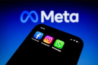Eine Sprachnachricht wird im Programm WhatsApp auf ein Smartphone gesprochen.