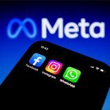 Eine Sprachnachricht wird im Programm WhatsApp auf ein Smartphone gesprochen.
