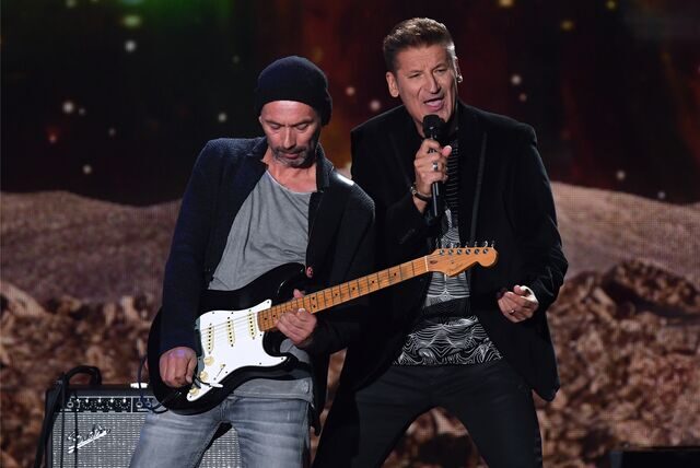 Gitarrist Martin Ansel und Sänger Hartmut Engler von der Band Pur stehen bei ihrem Auftritt während der Fernsehgala „Goldene Henne“ auf der Bühne. Im kommenden Mai treibt es die Jungs in die Westfalenhalle.