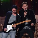 Gitarrist Martin Ansel und Sänger Hartmut Engler von der Band Pur stehen bei ihrem Auftritt während der Fernsehgala „Goldene Henne“ auf der Bühne. Im kommenden Mai treibt es die Jungs in die Westfalenhalle.