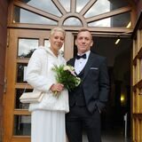 Janina und Michael Naujok stehen nach ihrer Trauung vor dem Dortmunder Standesamt am Friedensplatz.