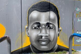 Für den bei einem Polizeieinsatz getöteten 16-jährigen Mouhamed D. ist in der Dortmunder Innenstadt ein Graffiti angebracht worden.