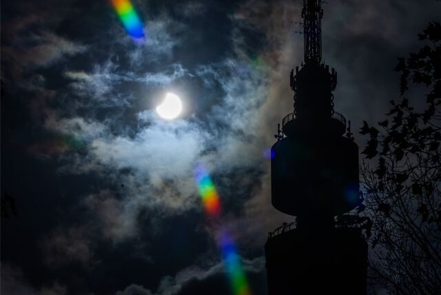 Der Florianturm im Westfalenpark während der partiellen Sonnenfinsternis am Dienstag (25.10.)