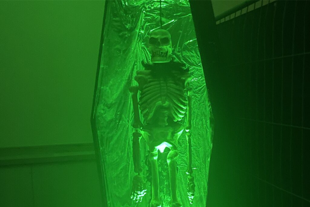 Ein Skelett in einem grün angeleuchteten Sarg als Deko-Objekt in der Waltroper Stadthalle. Ein Skelett in einem grün angeleuchteten Sarg als Deko-Objekt in der Waltroper Stadthalle.