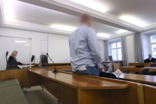 Ein Bundeswehrsoldat steht im Landgericht in der Anklagebank. Der Mann ist angeklagt, bei einem Auslandeinsatz eine Bundeswehr-Soldatin vergewaltigt zu haben.