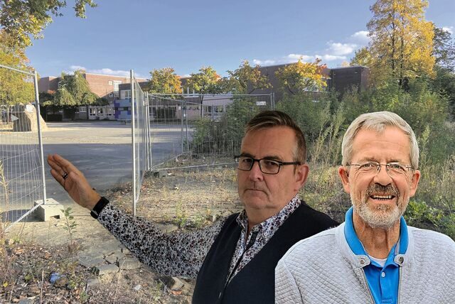Dezernent Heinz Schnettger (l.) hat gute Nachrichten für Schulleiter Volkmar Schäpers: Der Neubau der Turnhalle der Paul-Gerhardt-Schule soll bald starten.