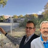 Dezernent Heinz Schnettger (l.) hat gute Nachrichten für Schulleiter Volkmar Schäpers: Der Neubau der Turnhalle der Paul-Gerhardt-Schule soll bald starten.