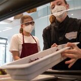 Zum Team des Café Claudius gehören auch die 17-jährige Urtina aus Datteln (l.) und die 20-jährige Selina aus Oer-Erkenschwick. Hier sind die jungen Frauen gerade dabei, die Salatbar aufzufüllen.