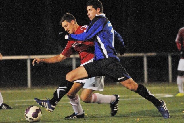 Sebastian Senger (h.), hier 2011 im Trikot des VfB Hüls gegen Olcay Turhan von Arminia Bielefeld II, spielt eigentlich nur noch für die Altherren des SV Hullern, half vor Kurzem aber auch noch mal in der C-Liga-Mannschaft aus.