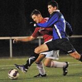 Sebastian Senger (h.), hier 2011 im Trikot des VfB Hüls gegen Olcay Turhan von Arminia Bielefeld II, spielt eigentlich nur noch für die Altherren des SV Hullern, half vor Kurzem aber auch noch mal in der C-Liga-Mannschaft aus.