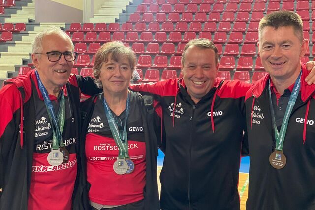 Trainer Marco Stepka (2.v.r.) freute sich mit Jürgen Brandenstein, Margarete Gursch und Michael Baltus (v.l.) über die Erfolge bei der PingPongParkinson-WM im kroatischen Pula.
