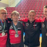 Trainer Marco Stepka (2.v.r.) freute sich mit Jürgen Brandenstein, Margarete Gursch und Michael Baltus (v.l.) über die Erfolge bei der PingPongParkinson-WM im kroatischen Pula.