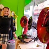 Eine Frau steht vor Klanghörnern.