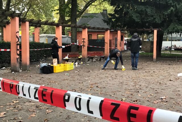 Kriminalbeamte bei der Spurensicherung am Nordmarkt, nachdem dort am 4. Oktober ein Mann mit Stichverletzungen gefunden worden war.
