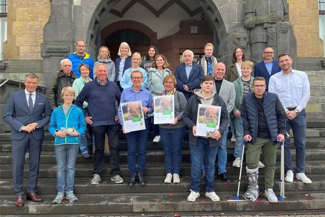 Eine Gruppe von Menschen steht auf den Treppenstufen vor dem Recklinghäuser Rathaus.