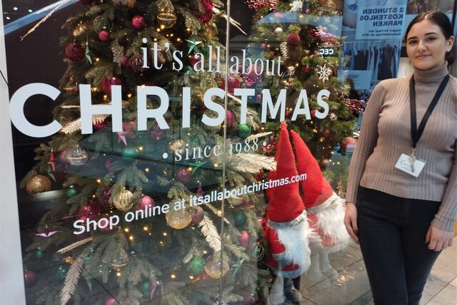 Carina Burkhardt hat beim Aufbau des Stores geholfen. Hier posiert sie zufrieden vor dem Schaufenster.