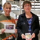 Sabrina Borsch, Dagmar Uzoh und Ute Roth von der evangelischen Kirchengemeinde Waltrop halten Ankündigungs-Flyer für die Aktion „Weihnachten im Schuhkarton“ in die Kamera.