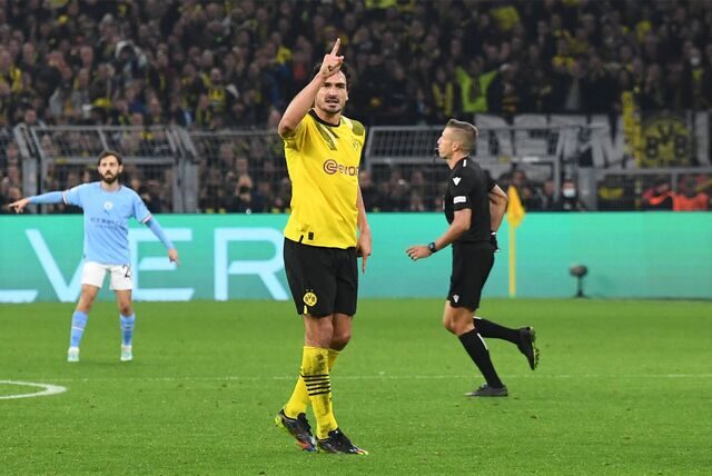 BVB-Abwehrspieler Mats Hummels gibt Anweisungen.