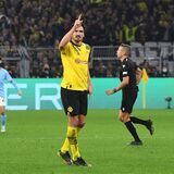 BVB-Abwehrspieler Mats Hummels gibt Anweisungen.