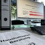 Haushaltsentwurf, Bildschirm, Tastatur auf Schreibtisch