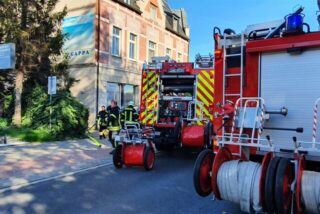 Ein Feuerwehrauto steht vor einem Haus an der Kaiserstraße in Herten.