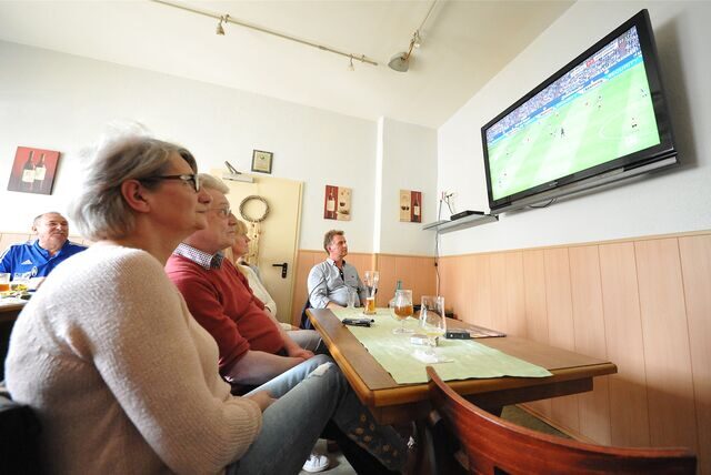 Fußballfans gibt es viele in Castrop-Rauxel. Fußballkneipen auch. Hier verfolgen Obercastroper das Revierderby im Haus Henze an der Bochumer Straße.