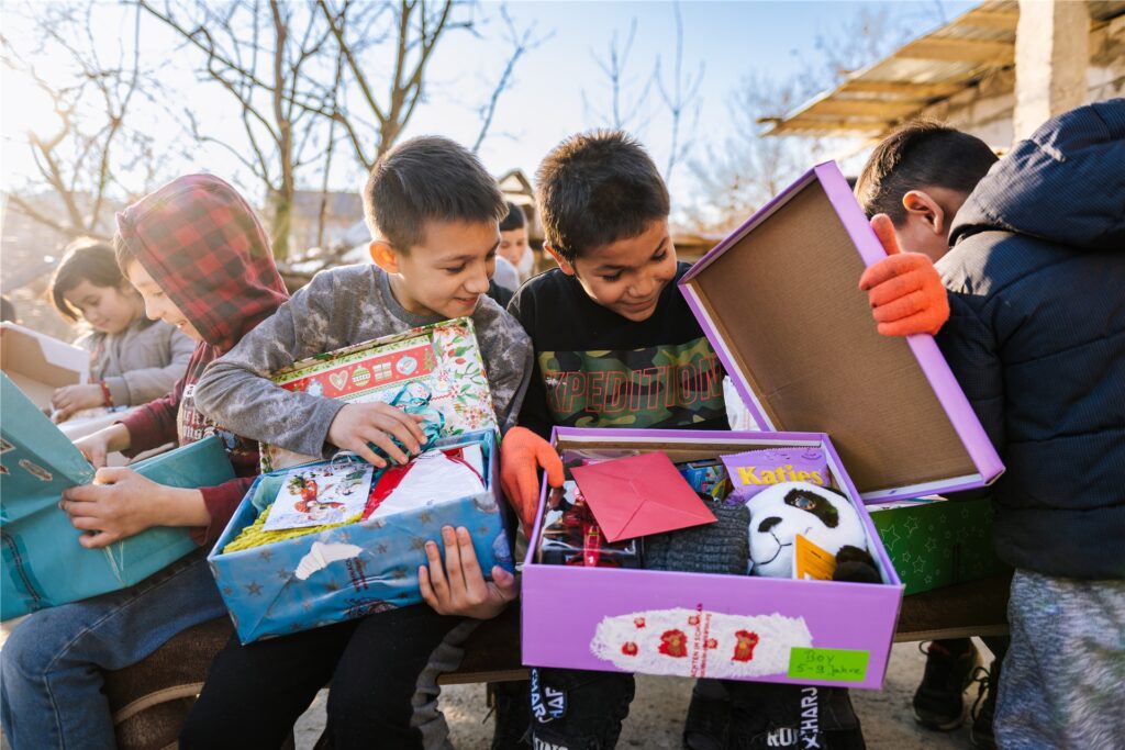 Rumänische Kinder freuen sich über Päckchen der Aktion Rumänische Kinder freuen sich über Päckchen der Aktion