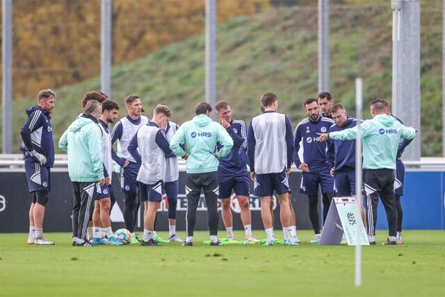 Die Mannschaft des FC Schalke 04 steht gemeinsam auf dem Platz.