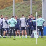 Die Mannschaft des FC Schalke 04 steht gemeinsam auf dem Platz.