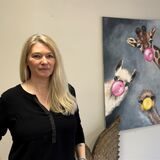 Martina Hosse-Dolega ist Trauerbegleiterin. Sie steht in ihrem Terminstudio in Castrop-Rauxel.