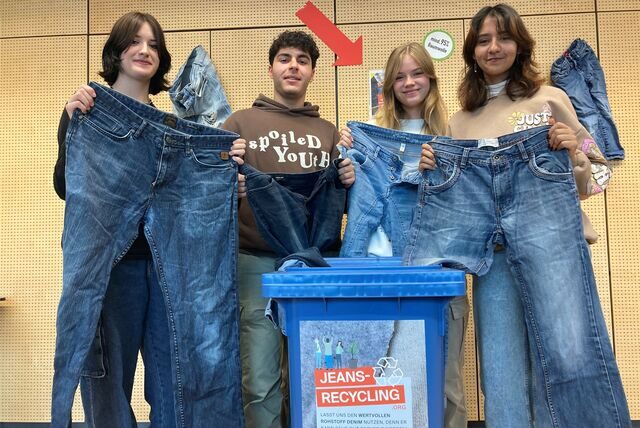 Elena Haas, Joan Litvinenko, Victoria Paschke und Kirti Sharma (v.l.) gehören zu den Schülern des Max-Born-Berufskollegs, die eine Sammelstelle zum Jeans-Recycling eingerichtet haben.