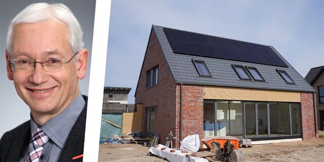 Energieexperte Reinhard Loch von der Verbraucherzentrale NRW in einer Montage neben einem neugebauten Haus mit Photovoltaikanlage.