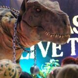Kinder bestaunen eine Dino-Figur