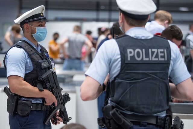 Immer wieder ging der Verdächtige zum Telefonieren auf die Straße – das alarmierte die Polizisten. (Symbolbild)