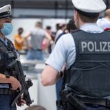 Immer wieder ging der Verdächtige zum Telefonieren auf die Straße – das alarmierte die Polizisten. (Symbolbild)