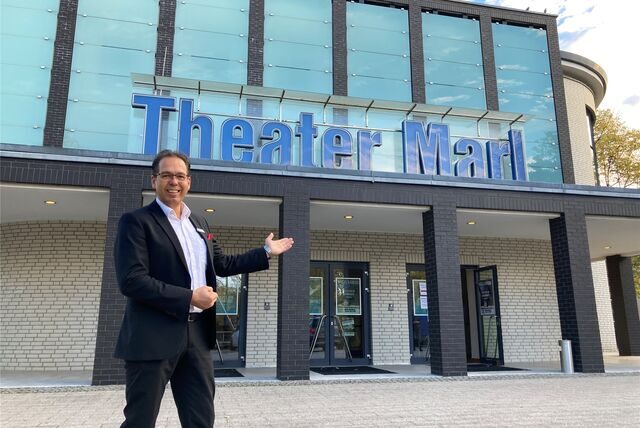 Immobilienberater Lars Kropeit vor dem Marler Theater