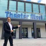 Immobilienberater Lars Kropeit vor dem Marler Theater