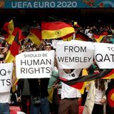 Deutsche Fans mit Protest-Plakaten bei der Europameisterschaft 2020 gegen die WM in Katar.