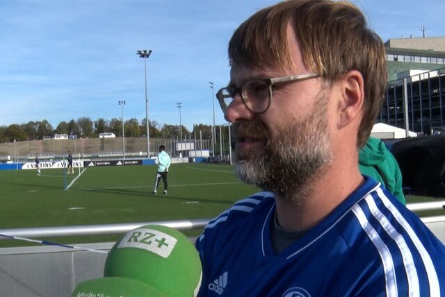 Schalke-Fan vor dem Trainingsplatz.