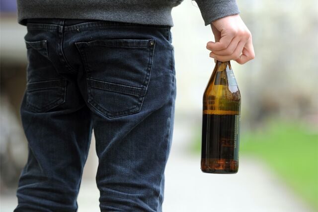 Mit einer Bierflasche hat eine 35-Jährige Dortmunderin einen Kontrahenten am Hauptbahnhof angegriffen. (Symbolbild)