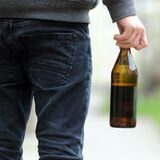 Mit einer Bierflasche hat eine 35-Jährige Dortmunderin einen Kontrahenten am Hauptbahnhof angegriffen. (Symbolbild)