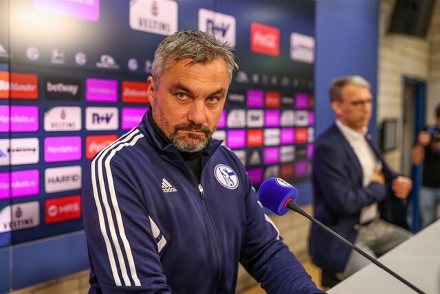 Thomas Reis bei der Pressekonferenz in der Veltins Arena.
