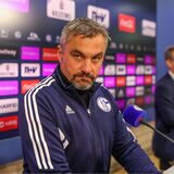 Thomas Reis bei der Pressekonferenz in der Veltins Arena.
