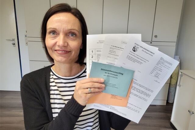 Rathaus-Mitarbeiterin Anika Windeck zeigt die Unterlagen für die Seniorenbeiratswahl in Oer-Erkenschwick.