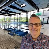Montage: Stadtkämmerer Heinz Schnettger am Sportbecken des Maritimo-Freizeitbades in Oer-Erkenschwick.
